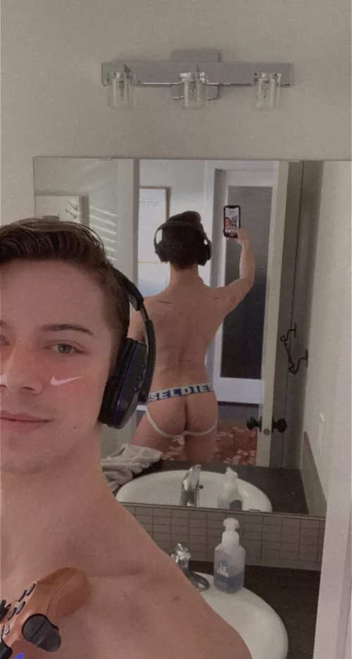 anyone on PS4 wanna play some apex or deep rock? Dms open. 23yr old, sub 🥰🎮