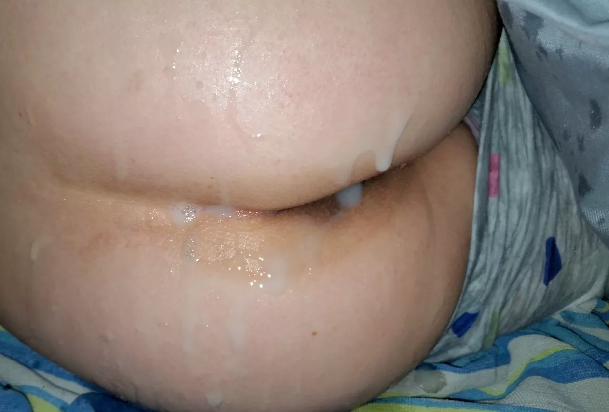 Anyone wanna cum on my wife's ass? Anyone wanna cum on my wife's ass?