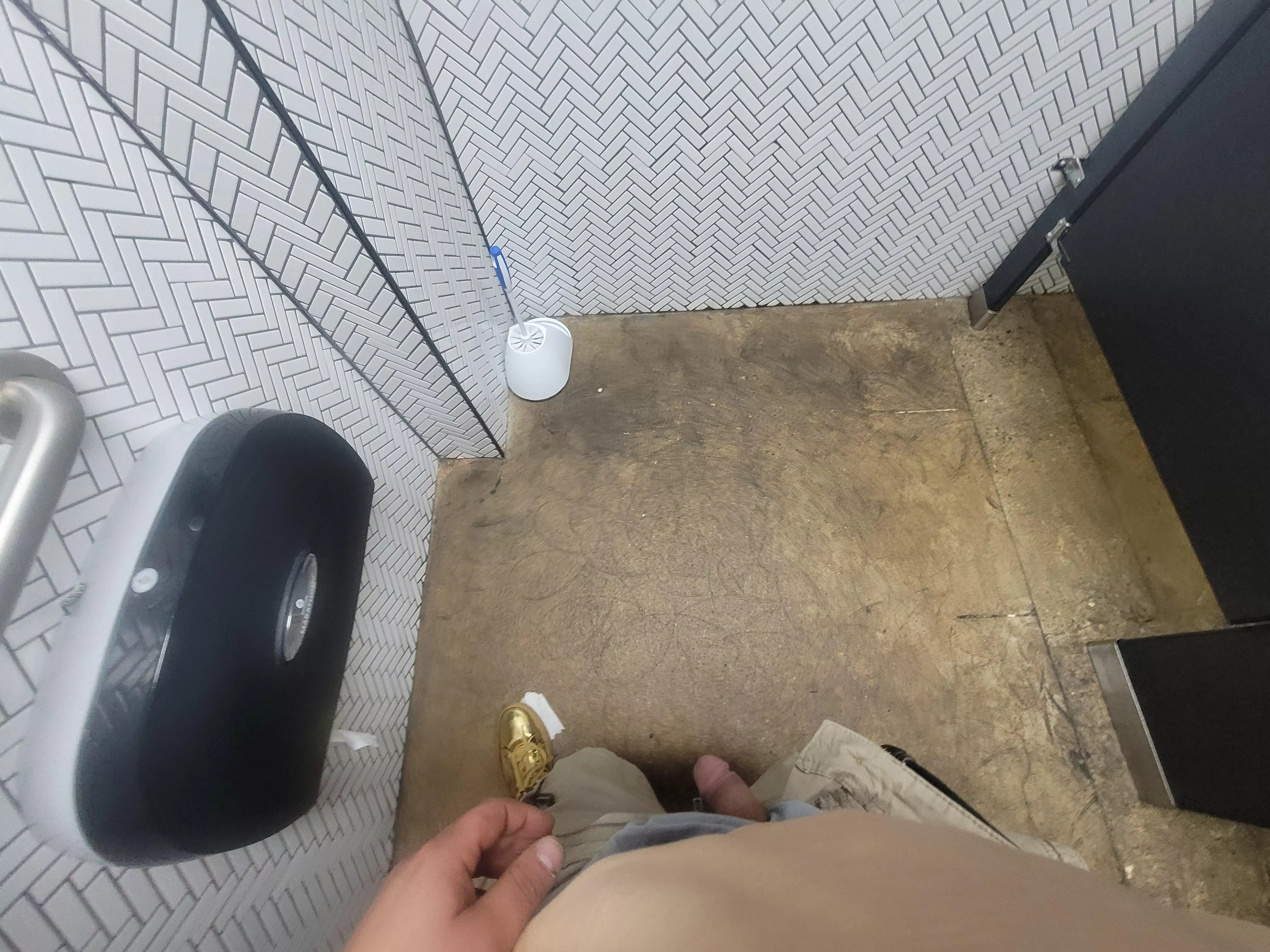 Anyone wanna get me off in the bar restroom?