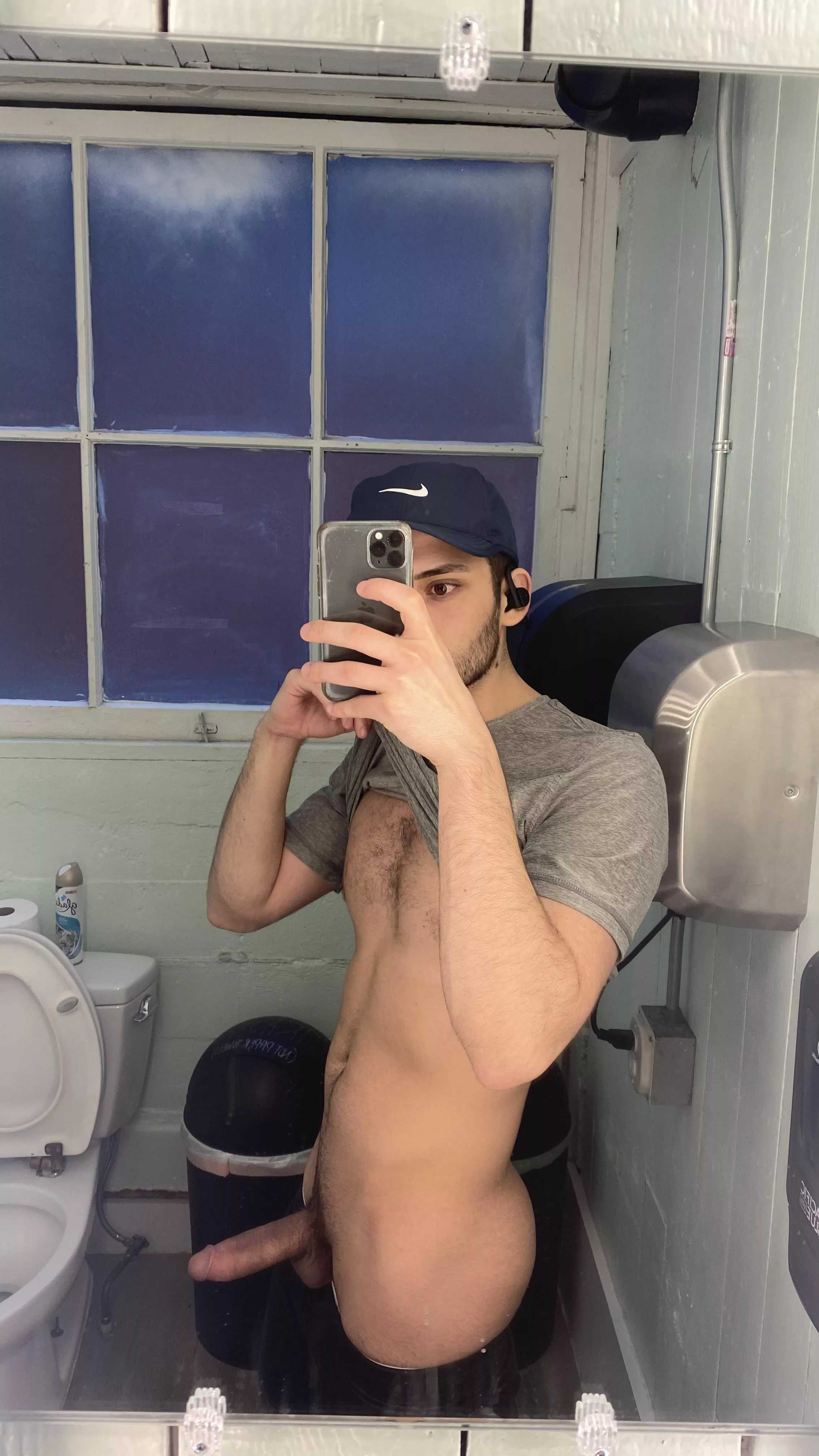 Anyone wanna help me out?always horny at the gym (25)😈