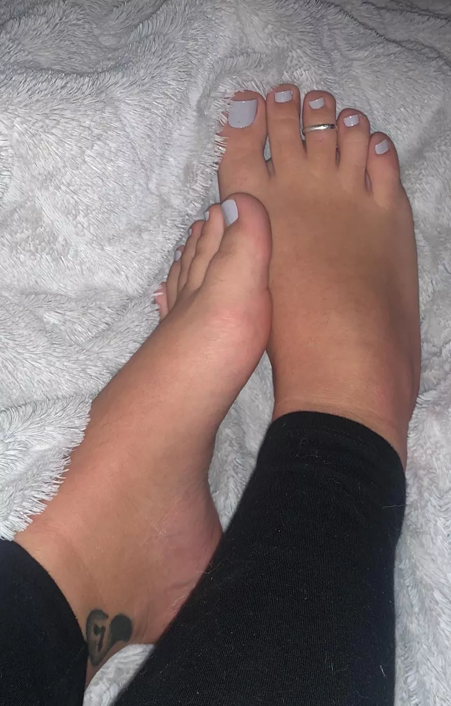 As much as I love my pinks, I am missing my winter colors today 🤤 anyone else?