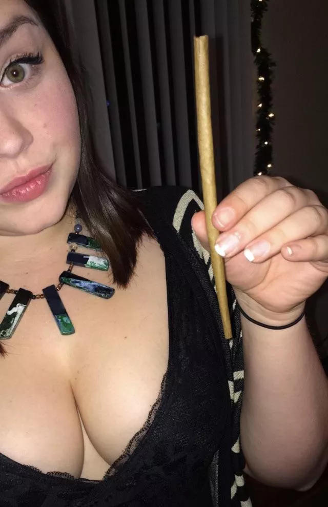 AshBlunt420 - Private Stories, exclusive videos, private messaging - FanCentro. a foot long, and it still ain’t big enough 😘