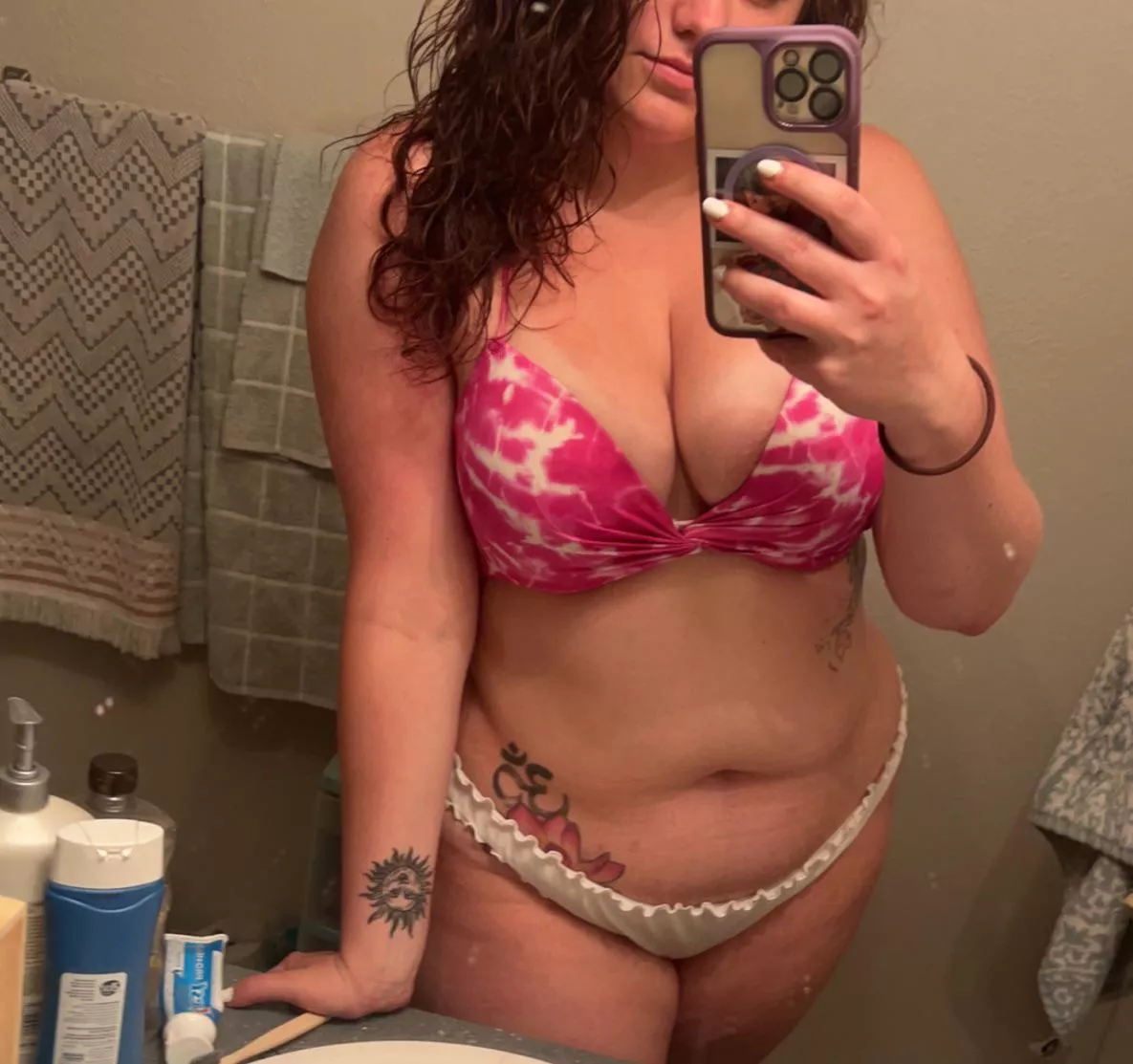 At my friend’s place after the beach, felt good 😇 (25f)