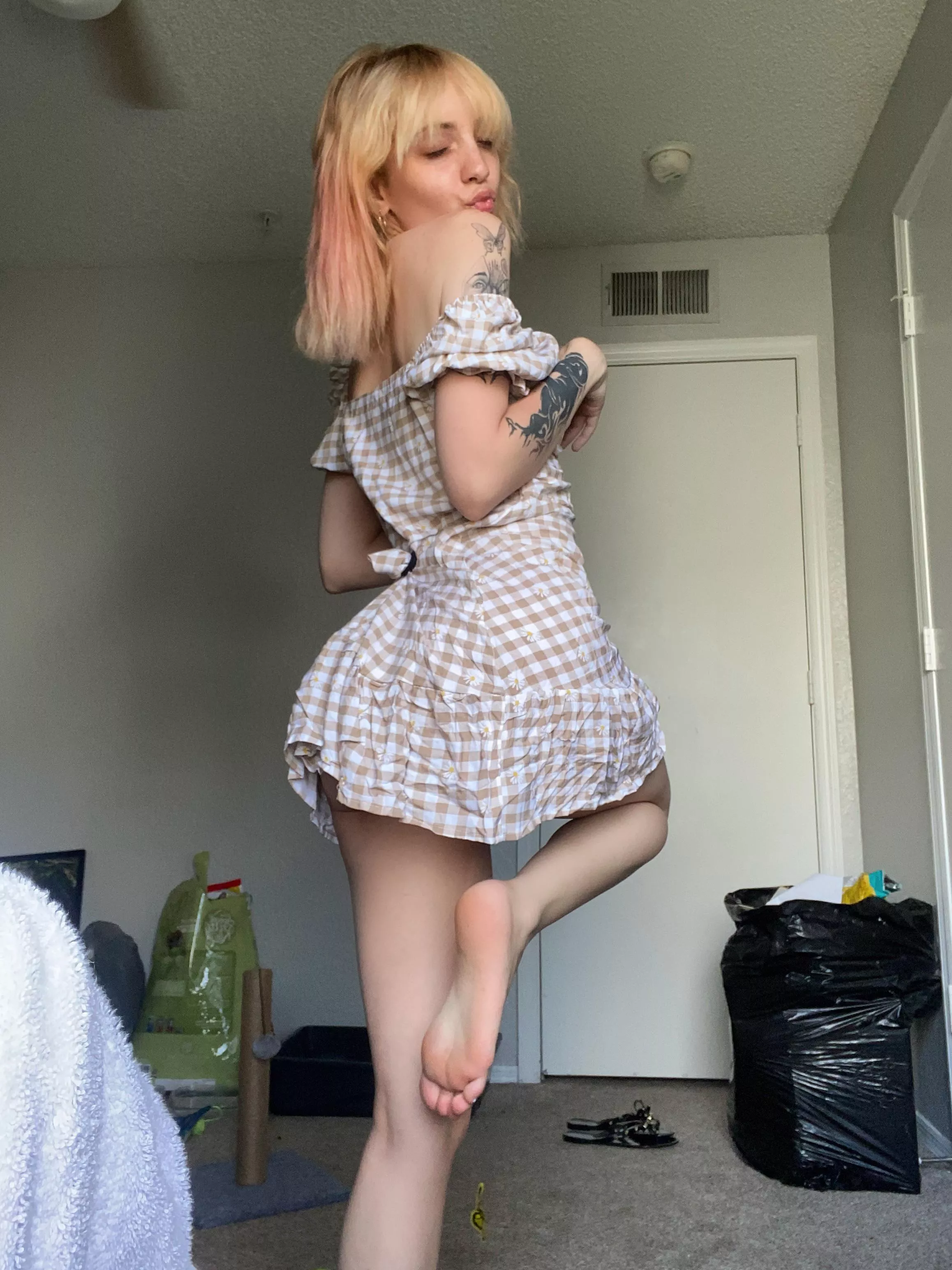 atleast do something if you’re gonna keep staring🙄