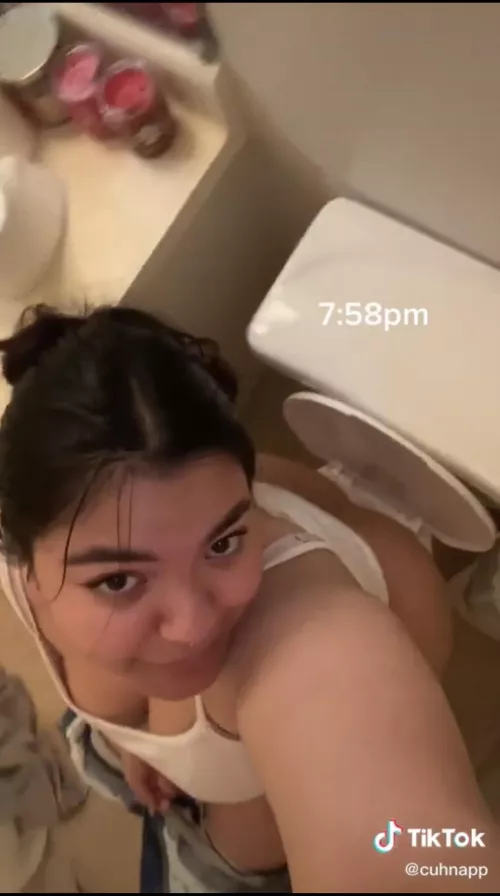 ATTENTION! Lady’s if you sell and wanna participate in my weekly contest on my twitter for best toilet shot/selfie send me a dm here and I am girlsfartssmell on twitter 23k+ followers. This contest will help you gain followers on Reddit and twitter if 