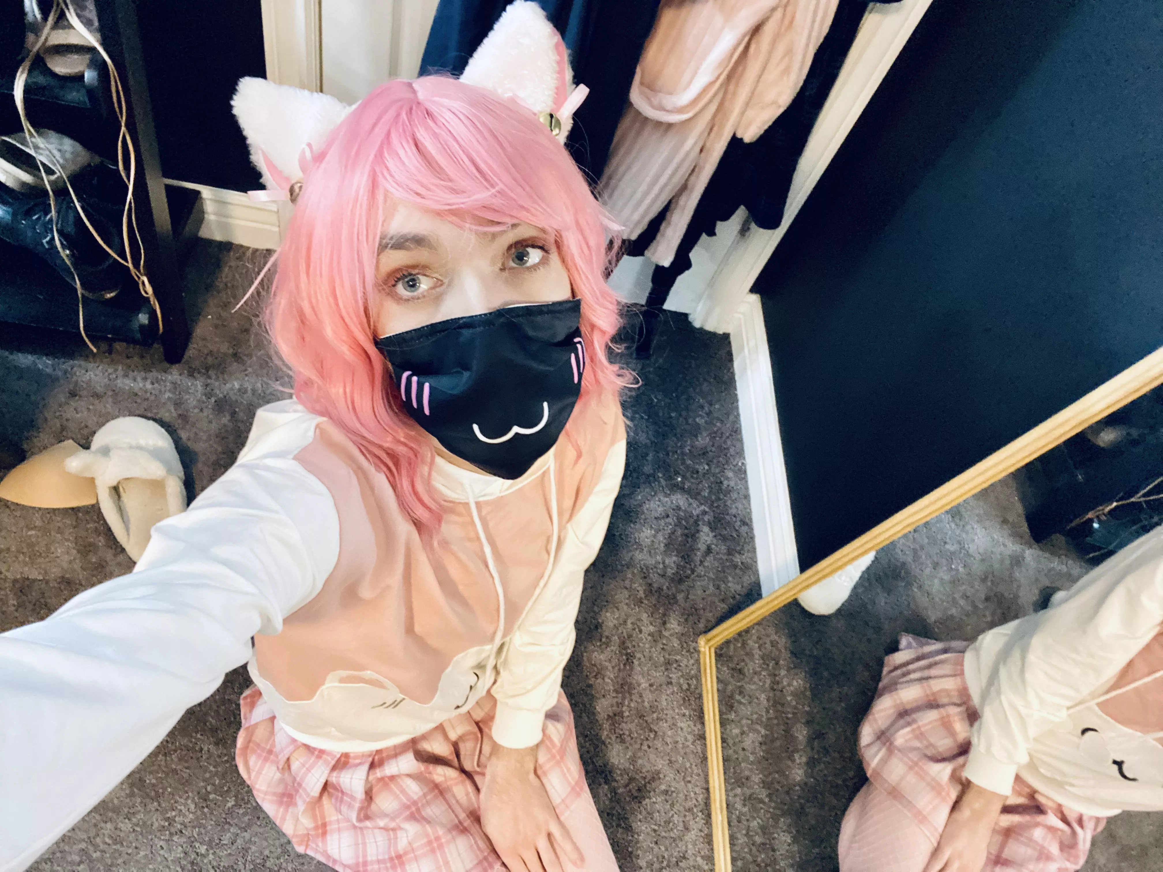 Awaiting headpats 😽