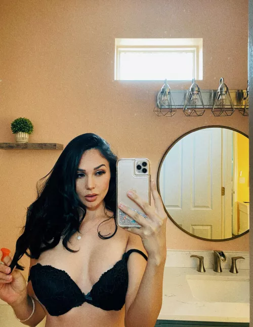 Babe Ariana is just glowing! 😍