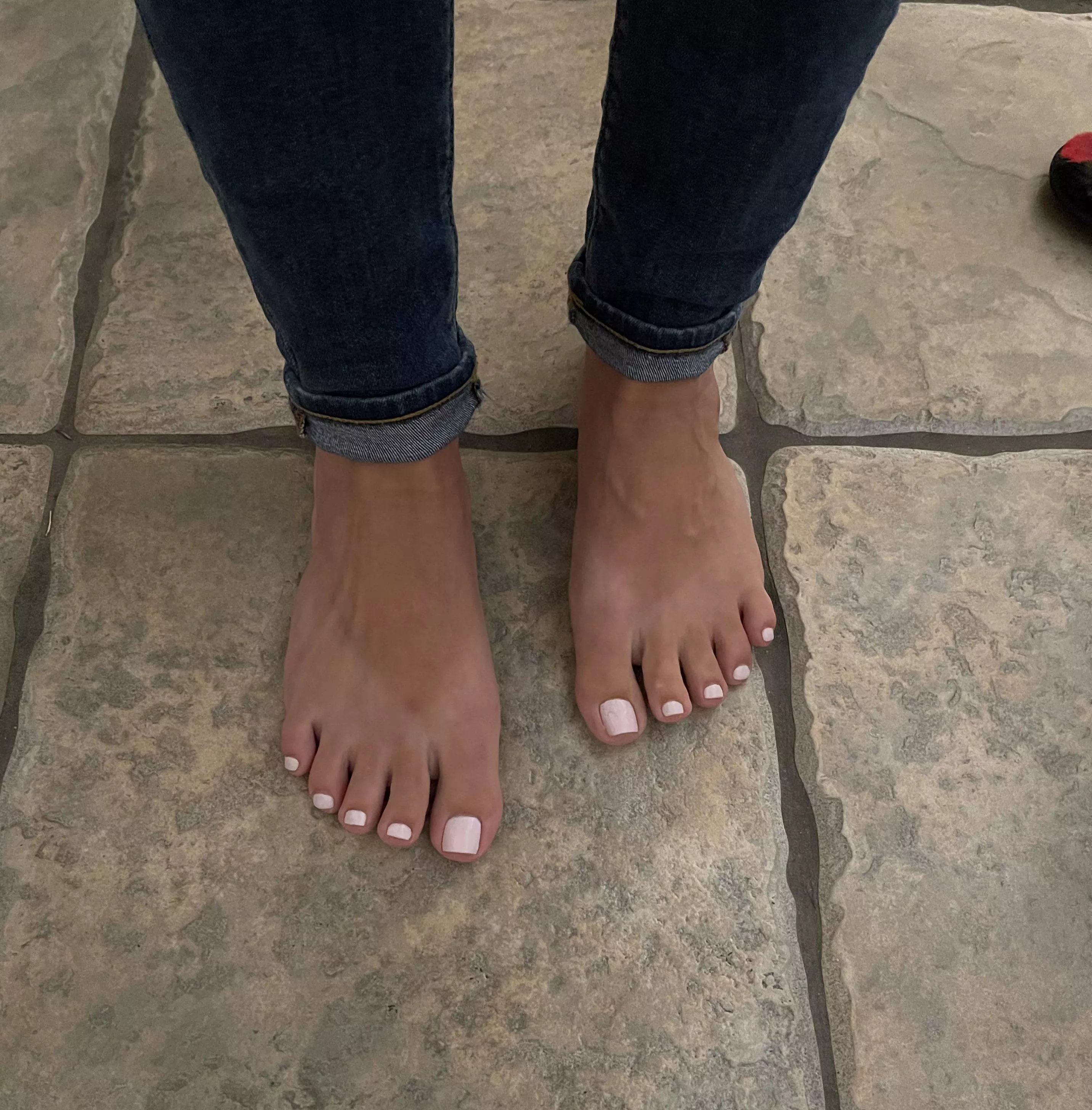 Barefoot and jeans 🔥