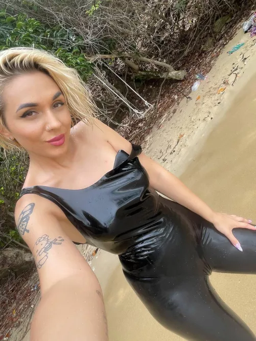 Beach latex vibe