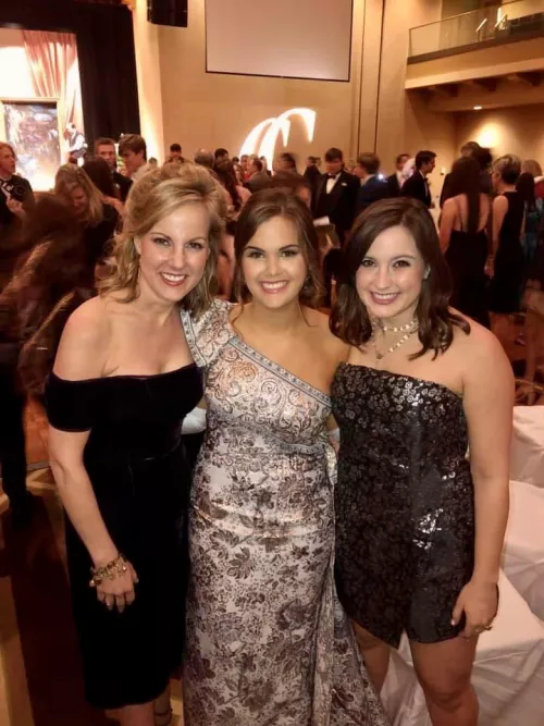 Beautiful mom and beautiful daughter in the middle. I feel bad for the daughter on the right.