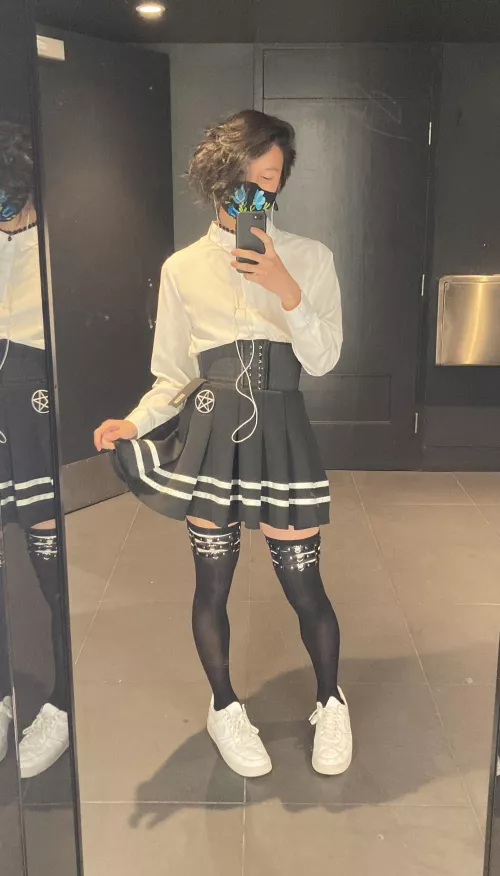 Been lurking a long time on another account but never posted... y'all are all so pretty.....