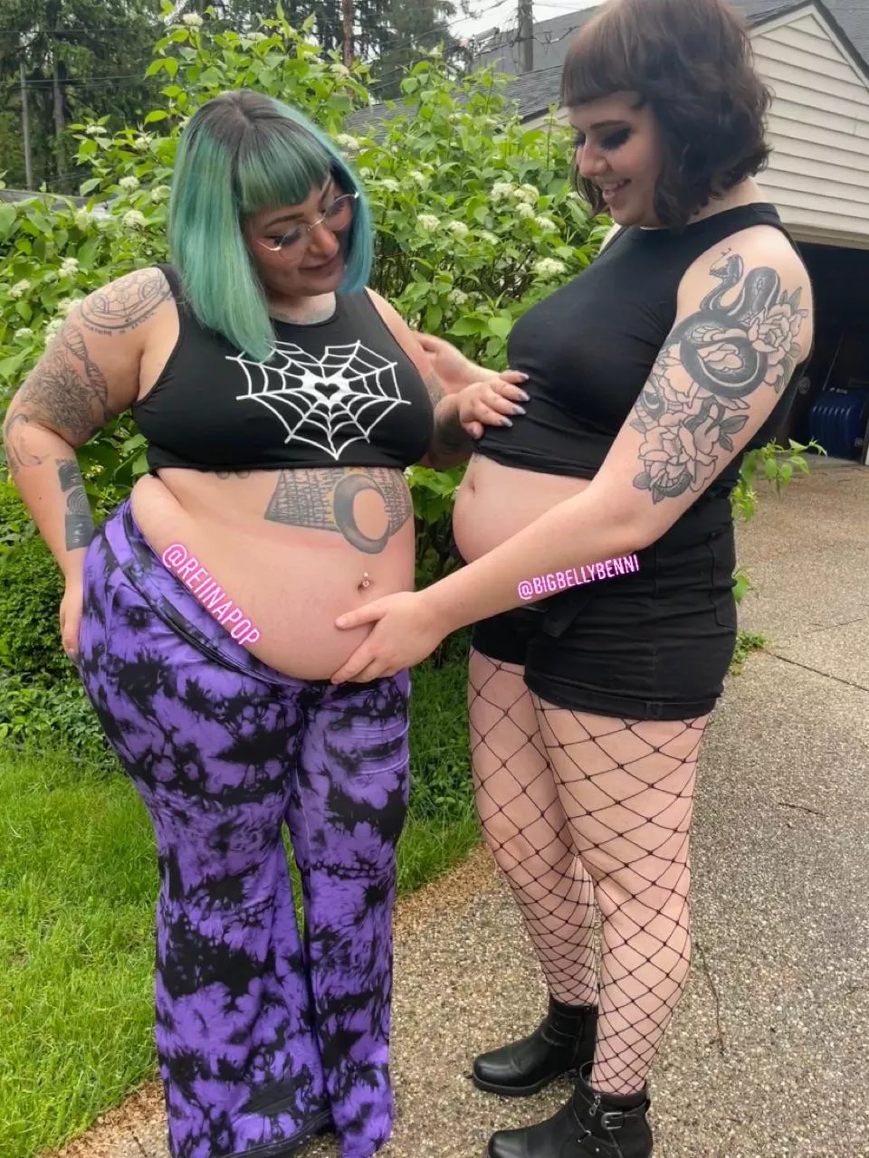 Belly appreciation with @reiinapop 👾👾we’re both getting so big 🤯🤯