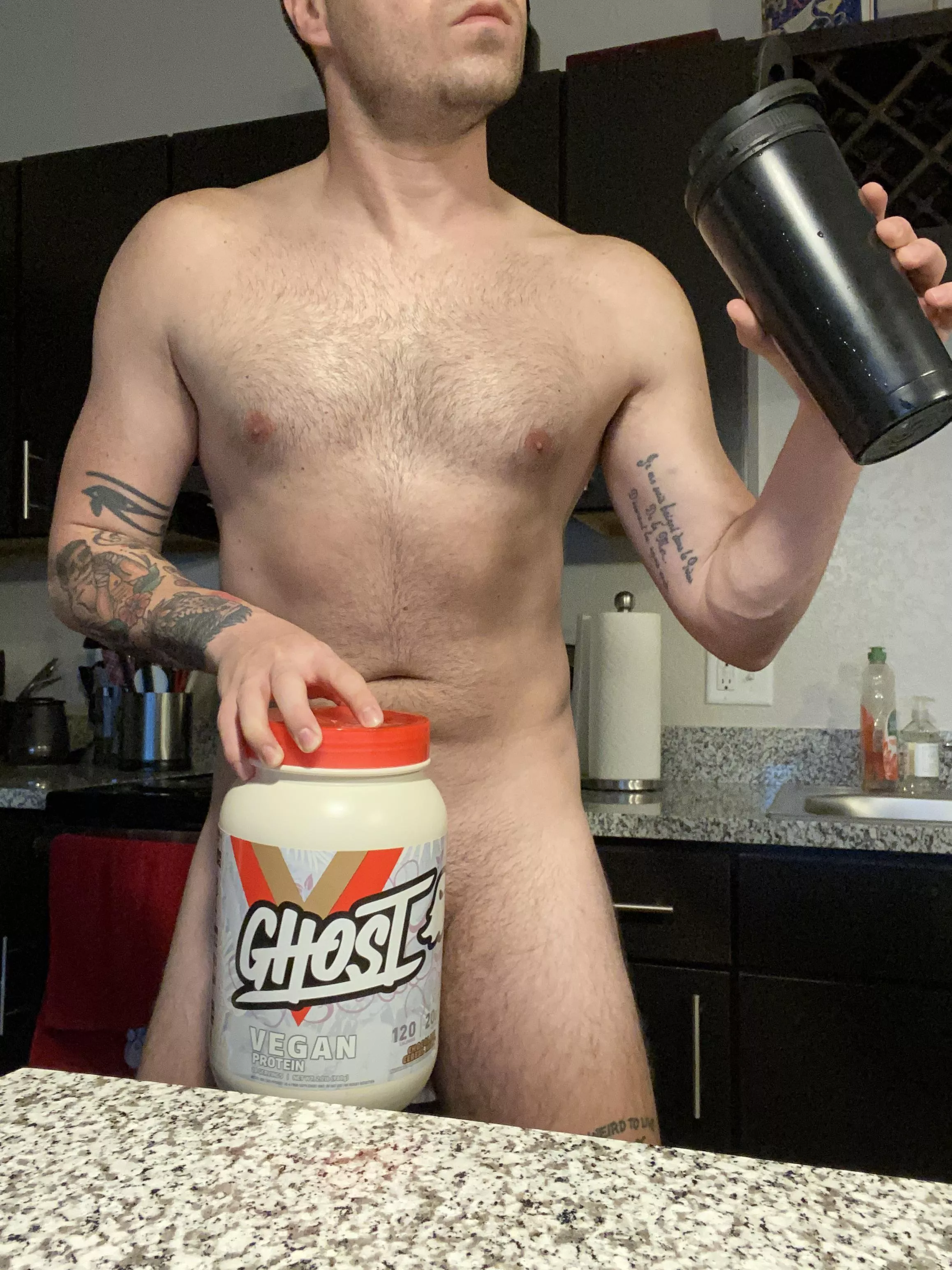 Best feeling in the world: peeling off my uniform and getting a pump in. Anyone in favor of being pumped full of protein? 👻