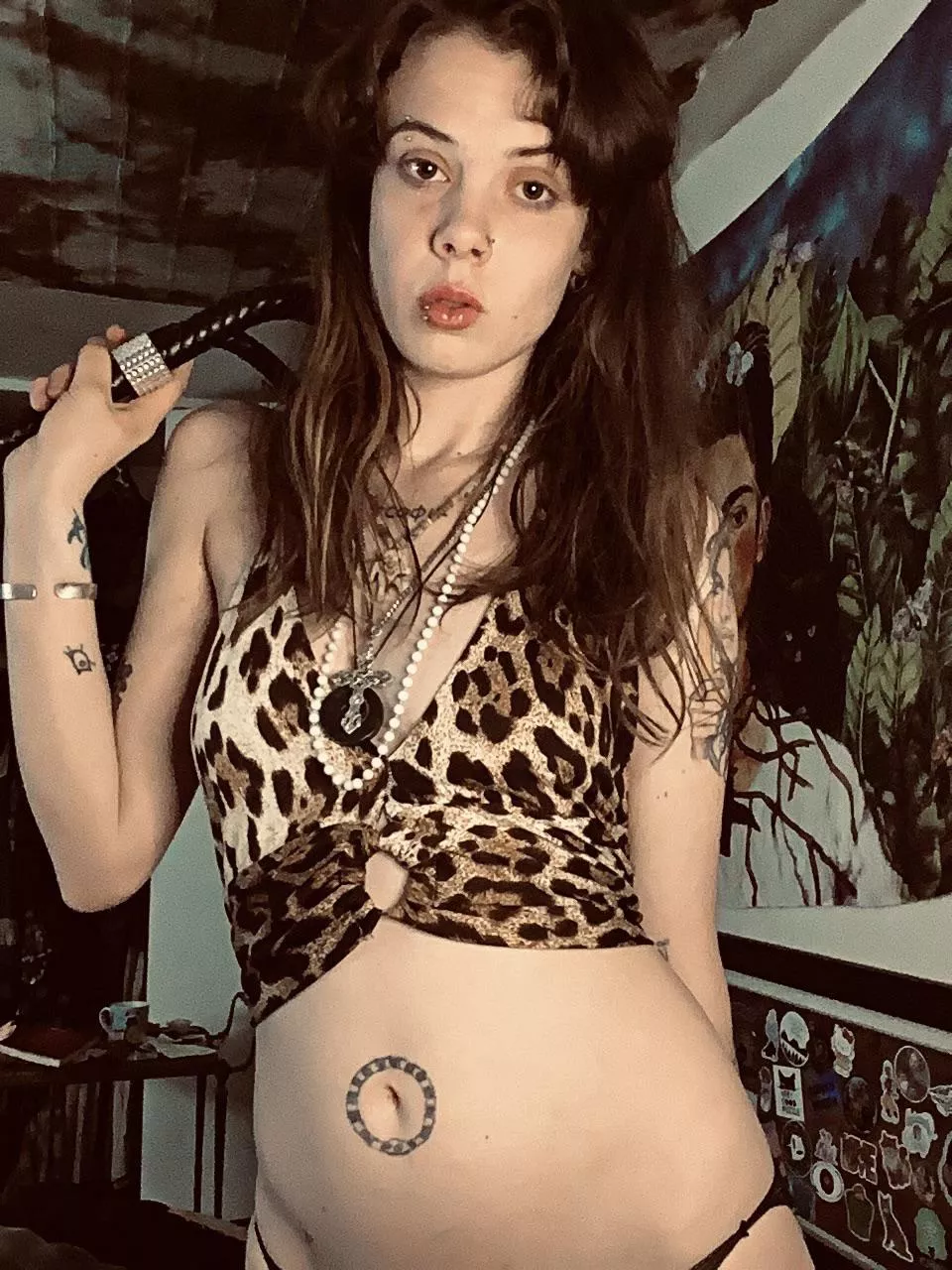 Beta was made to Worship in the corner while their Superior gets to enjoy all the lovely things beta will never be worthy of.. good thing the poor little beta gets off on that! 😈🤷‍♀️🐷