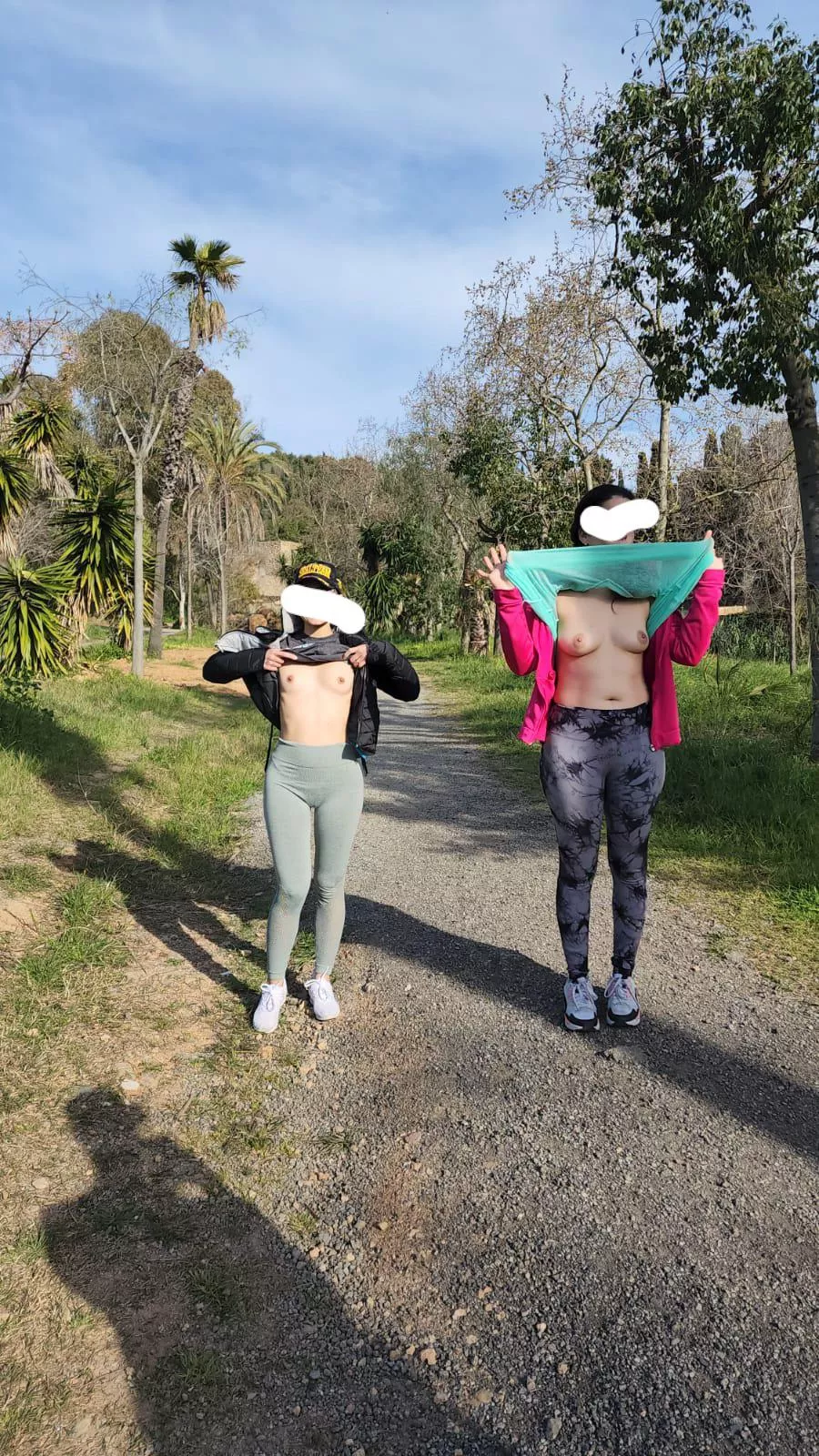 BFFs flash together ❤️