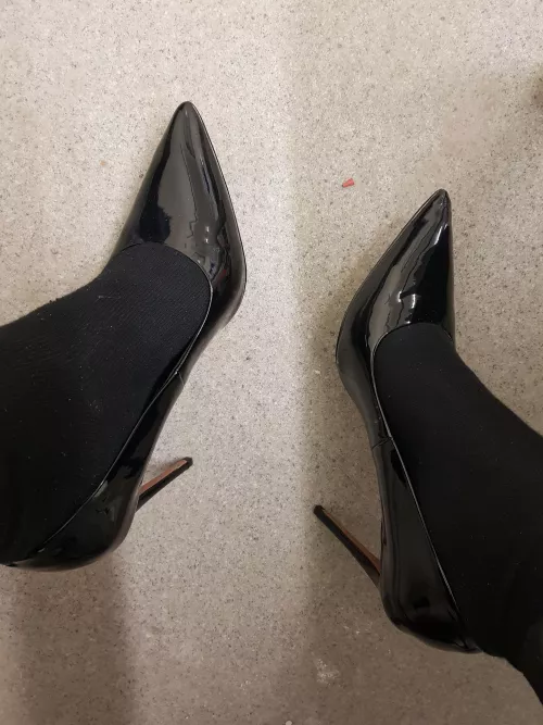 ♥️ Black shiny heels.