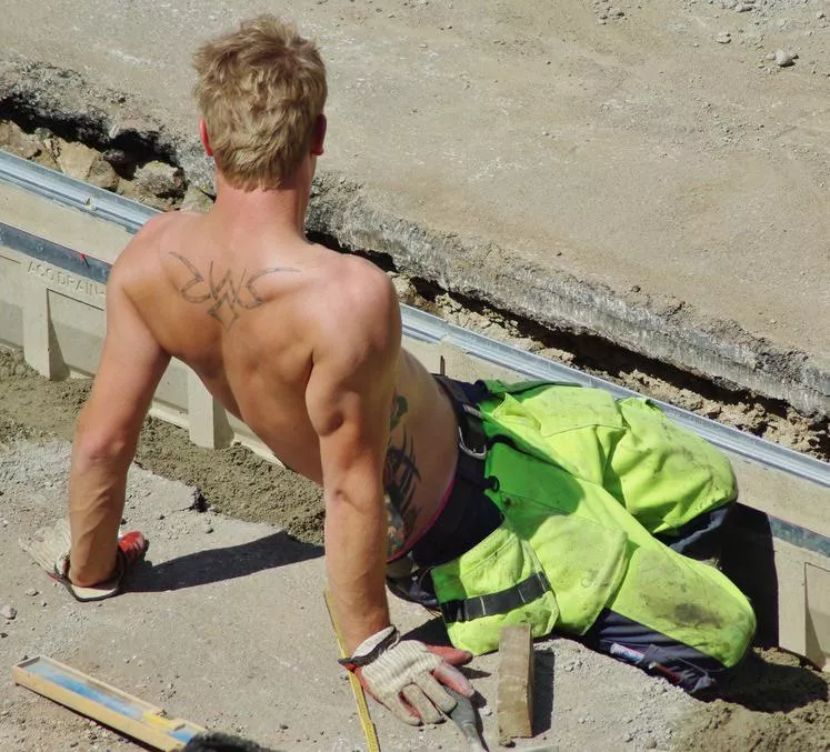 “Blonde Tradie” …