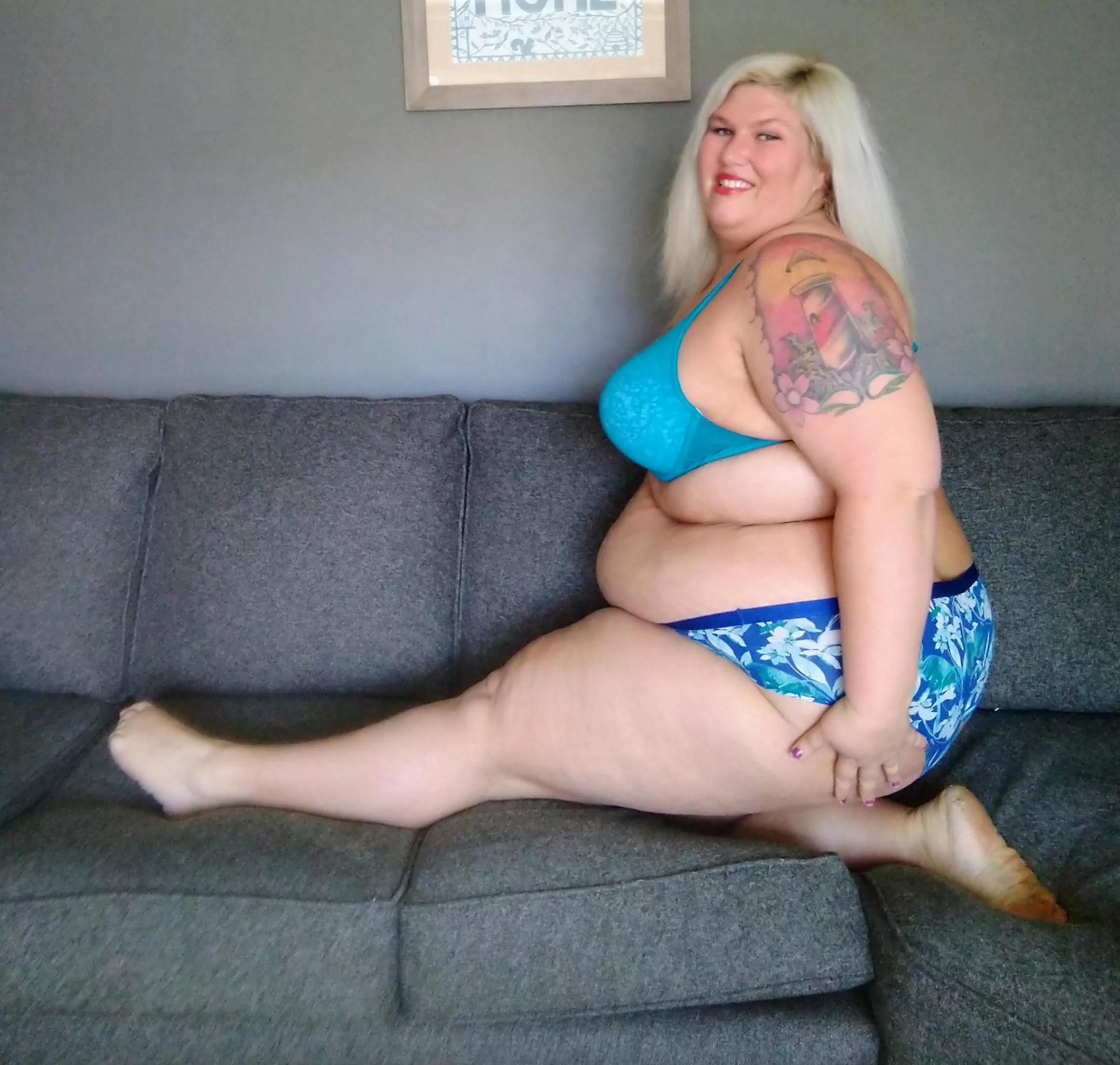 blue eyes and fat thighs 💙