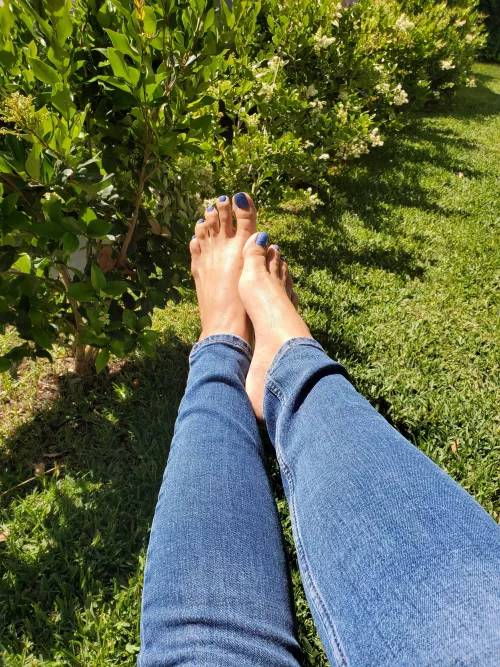 blue skies, blue toes, what could be better?!