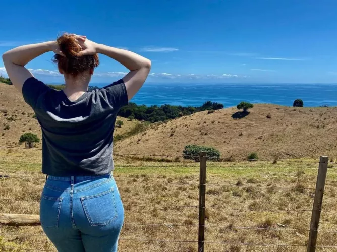Bryce Dallas Howard showing off her cake in tight jeans