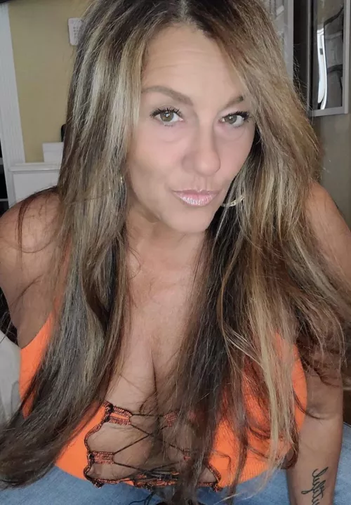 Busty cougar nipslip 🤤🤤🤤