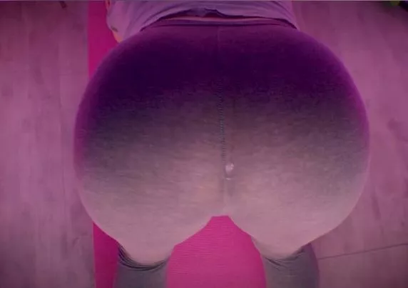 Butt plugged during yoga 🤫😉