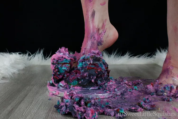 Cake smooshinβ <3