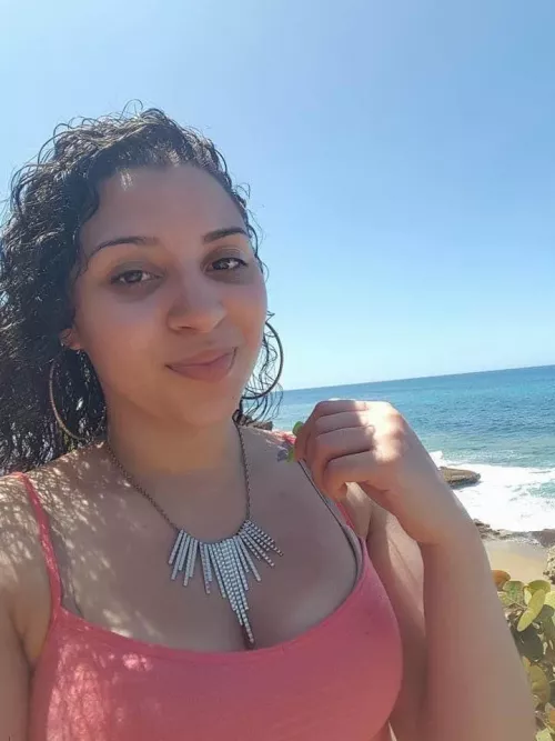 Can anyone send a video of them cumming on one of my ex's. I'll feed. Dm