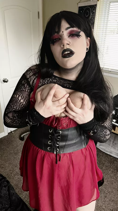 Can I be your curvy goth girlfriend? 🖤