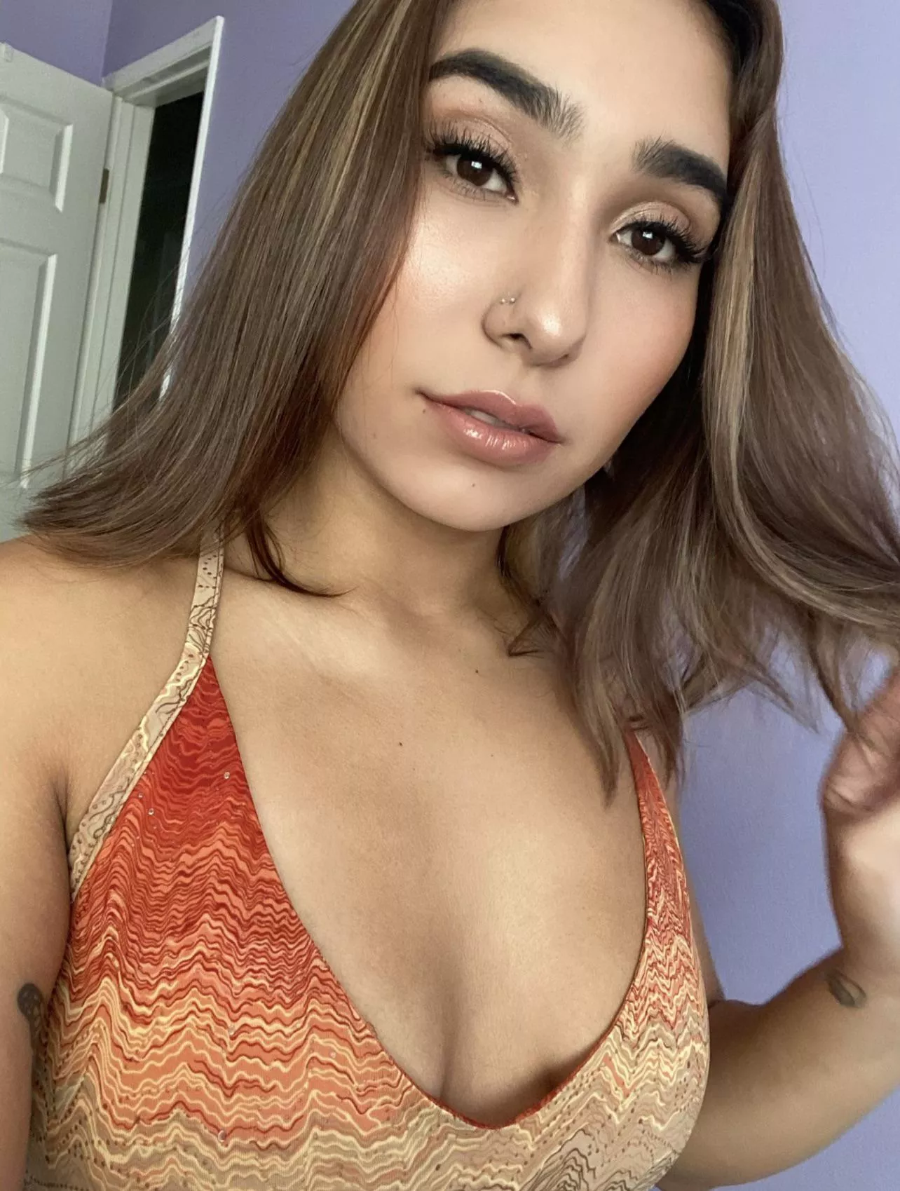 Can someone tribute my crush live? I’ll feed her pics Pm me