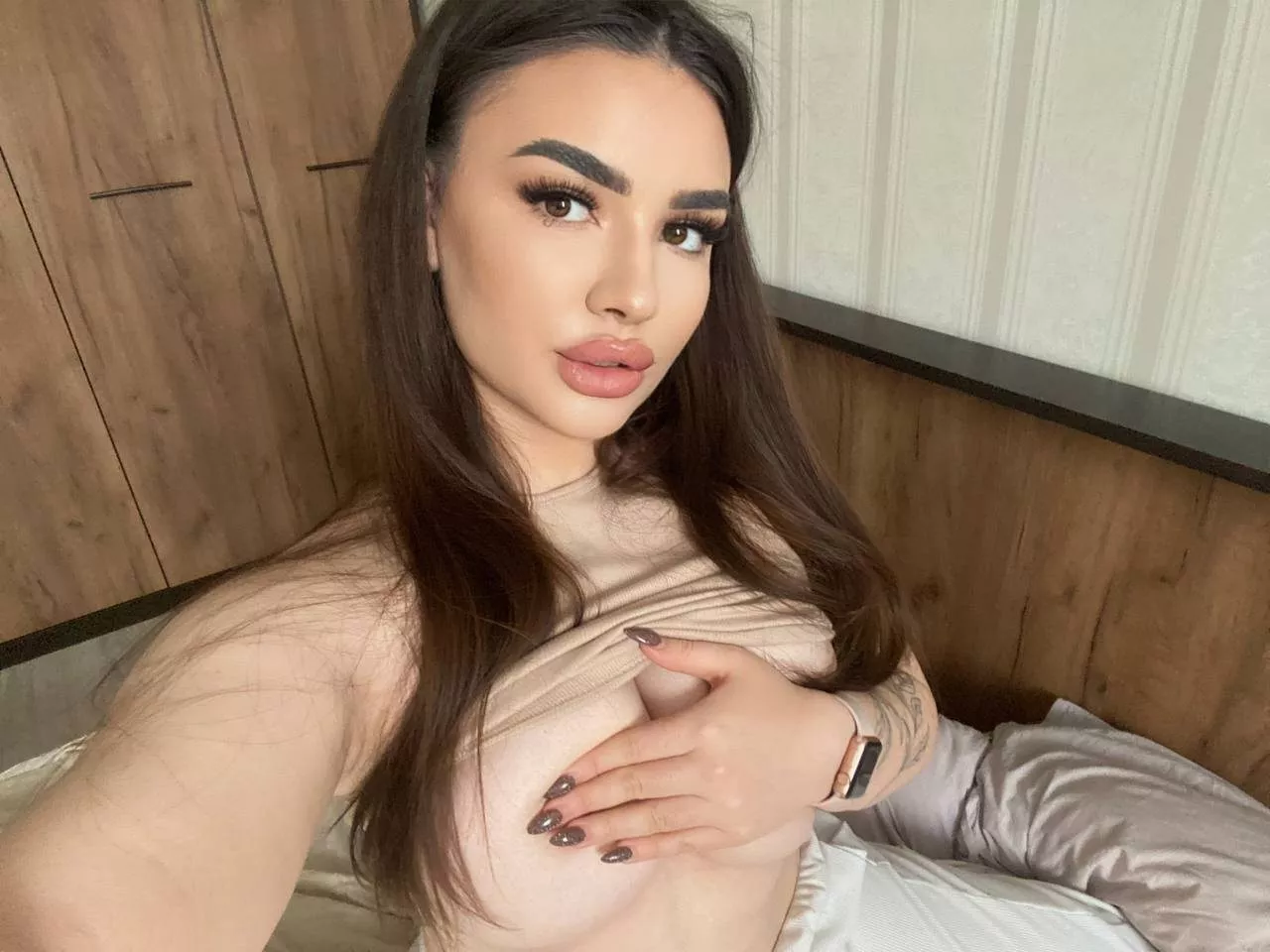 Can you stay here for a moment to enjoy my curvy body?