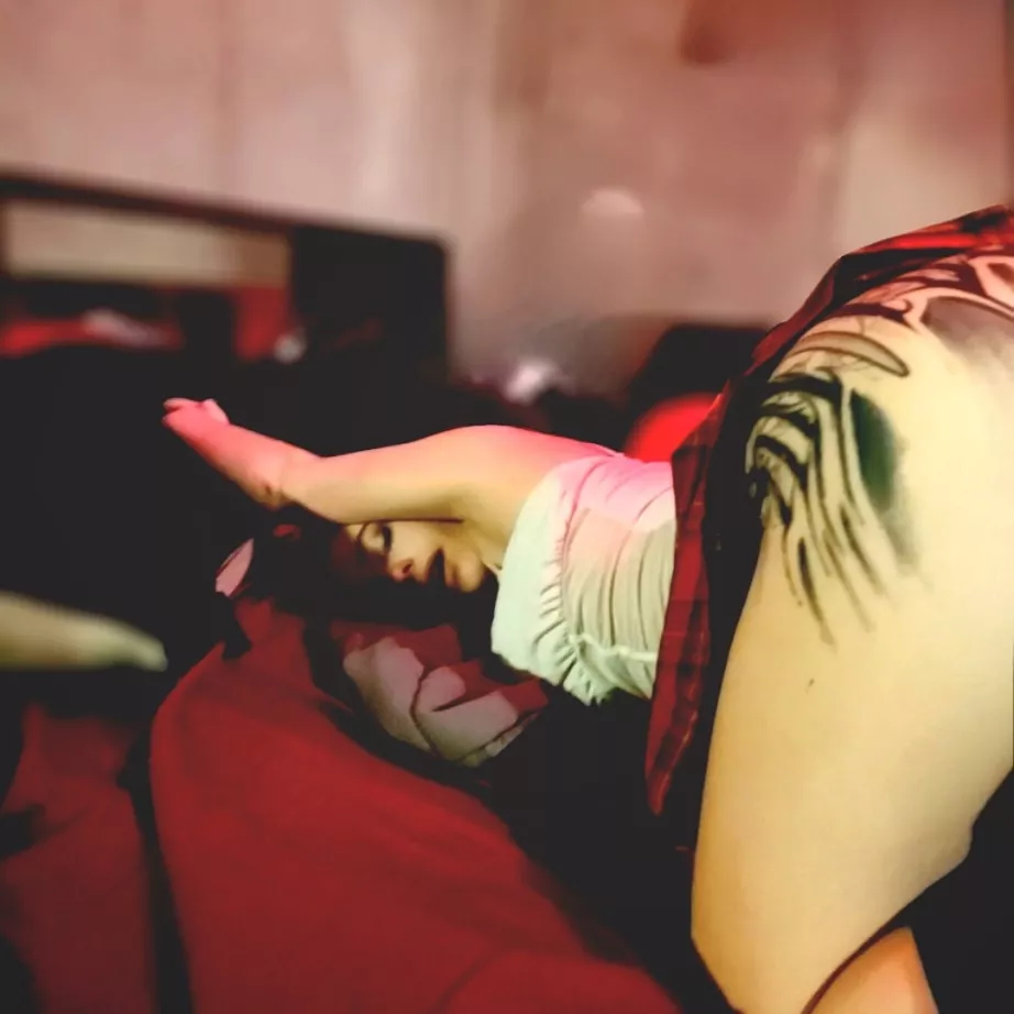 check out Haley.knives on Instagram for more photoshoots 💋