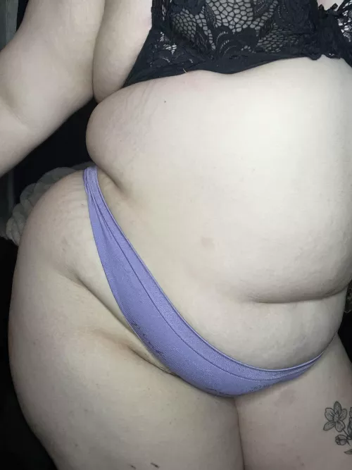 Chubby 18 yo with curves and a stuffed belly 🥰