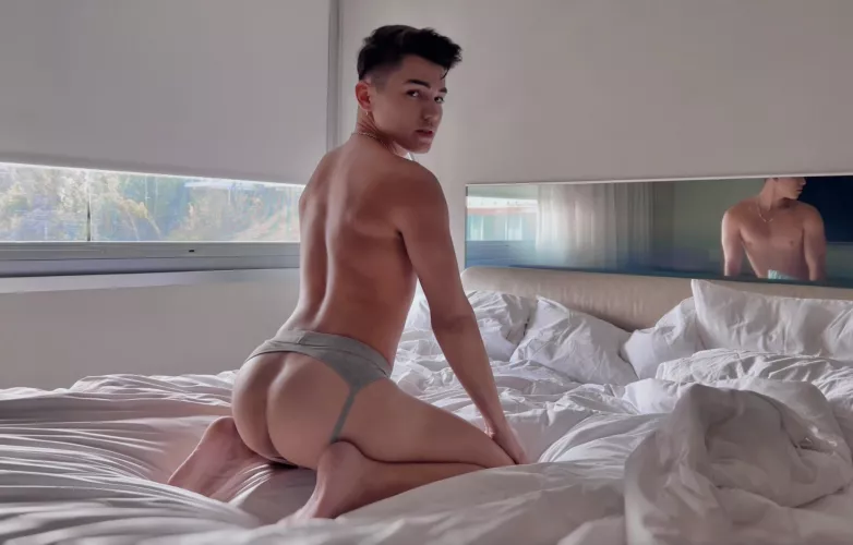 Come and breed my smooth ass