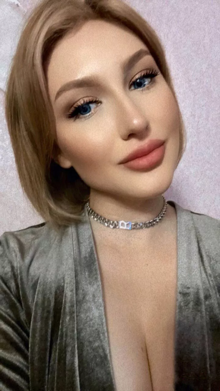 Come and watch me playing 🔞😈 on my FREE onlyfans see me spreading pussy in chat 1/1 🍓 my link👇🏻