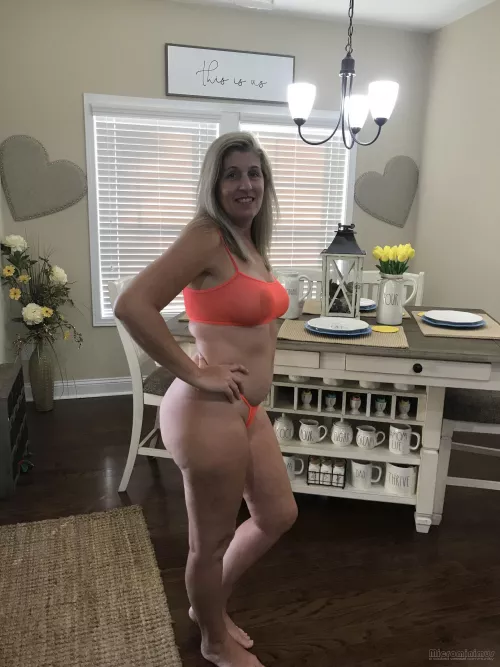 Come check me out in the comments!! Daily pics and vids and weekly ppv’s!! 46 year old milf!!