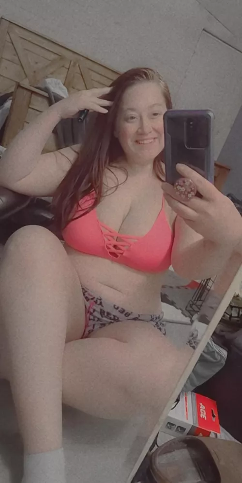 Come play with me so I can make you cum! Active daily and able to do custom pic and vids.