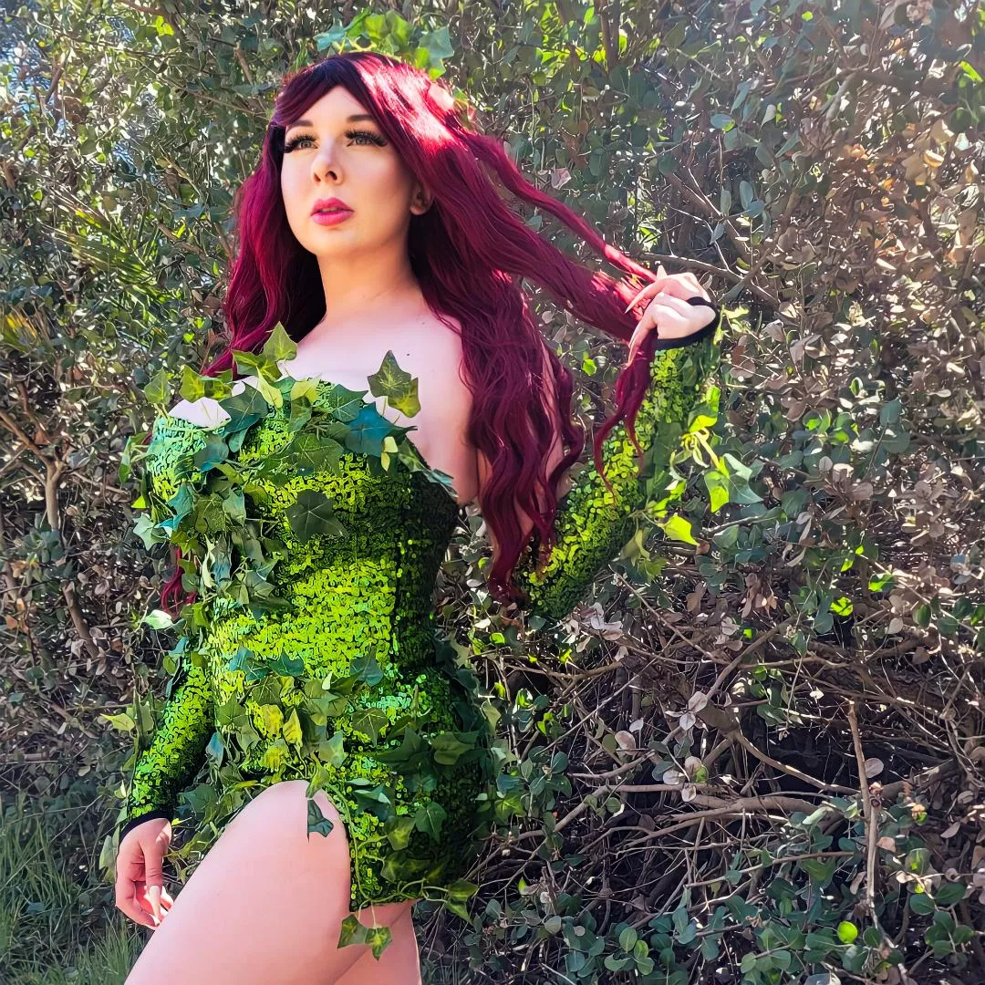cosplaying a busty poison ivy by Sapphire Summers
