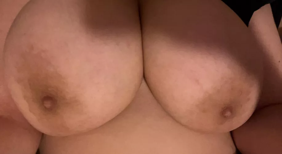 Cum suck my nipples tonight 😜😜😜