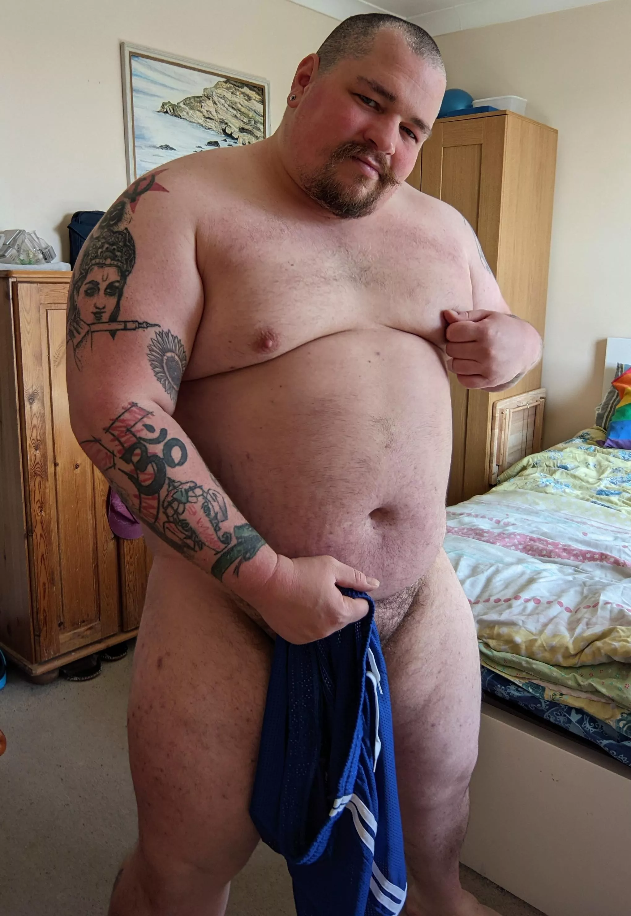 Daddy just finished his workout. Come and give me a sniff. Daddy just finished his workout. Come and give me a sniff.