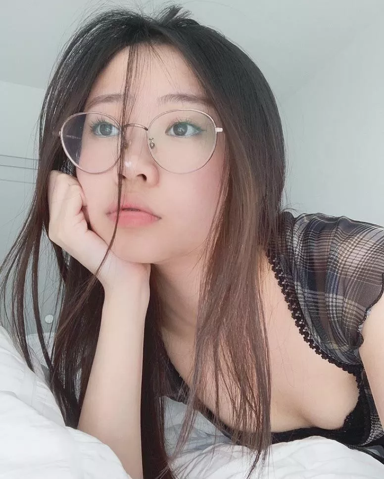 daydreaming in class 🤍