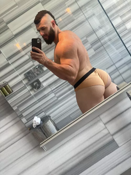 deadlifting brings out the cheeks dont you think😏