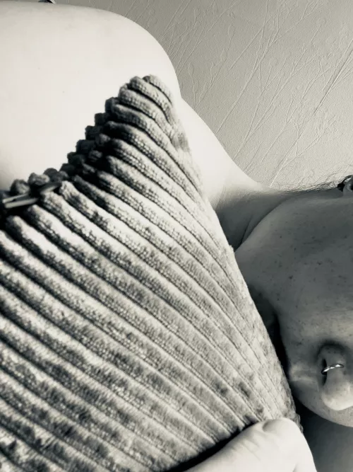 Demanding photos of a curvy model. Subscribe for free on my Onlyfans π€ https://onlyfans.com/naomi_lee_soft