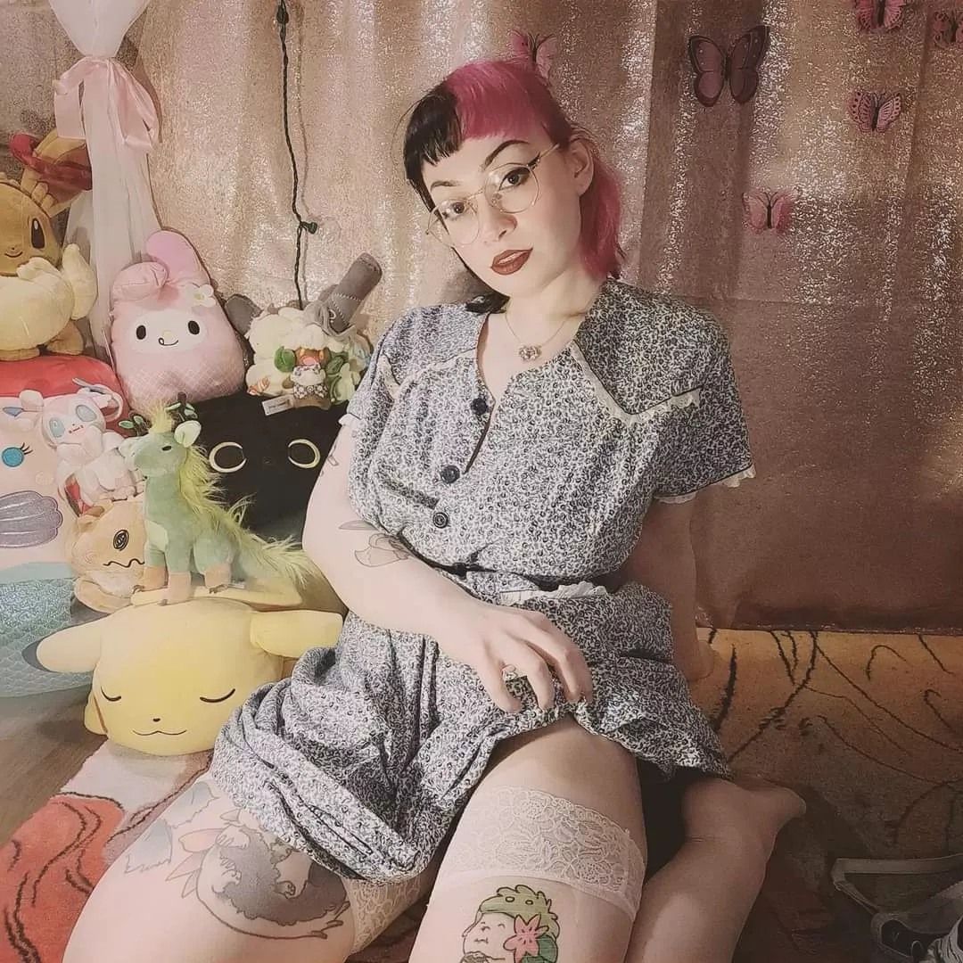 Did a wonderful pinup set 😇 super obsessed 🖤 the dress is also vintage from the 40s!