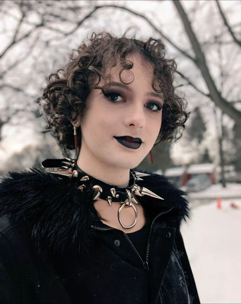 Did this look yesterday and went to get three new piercings. 🕷️🖤