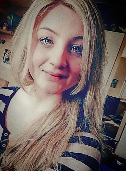 Dm for Cumtribute and more Pic‘s of her