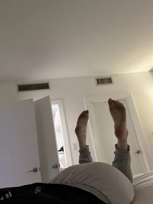 Do u like girls with pretty feet and big butts 🥰