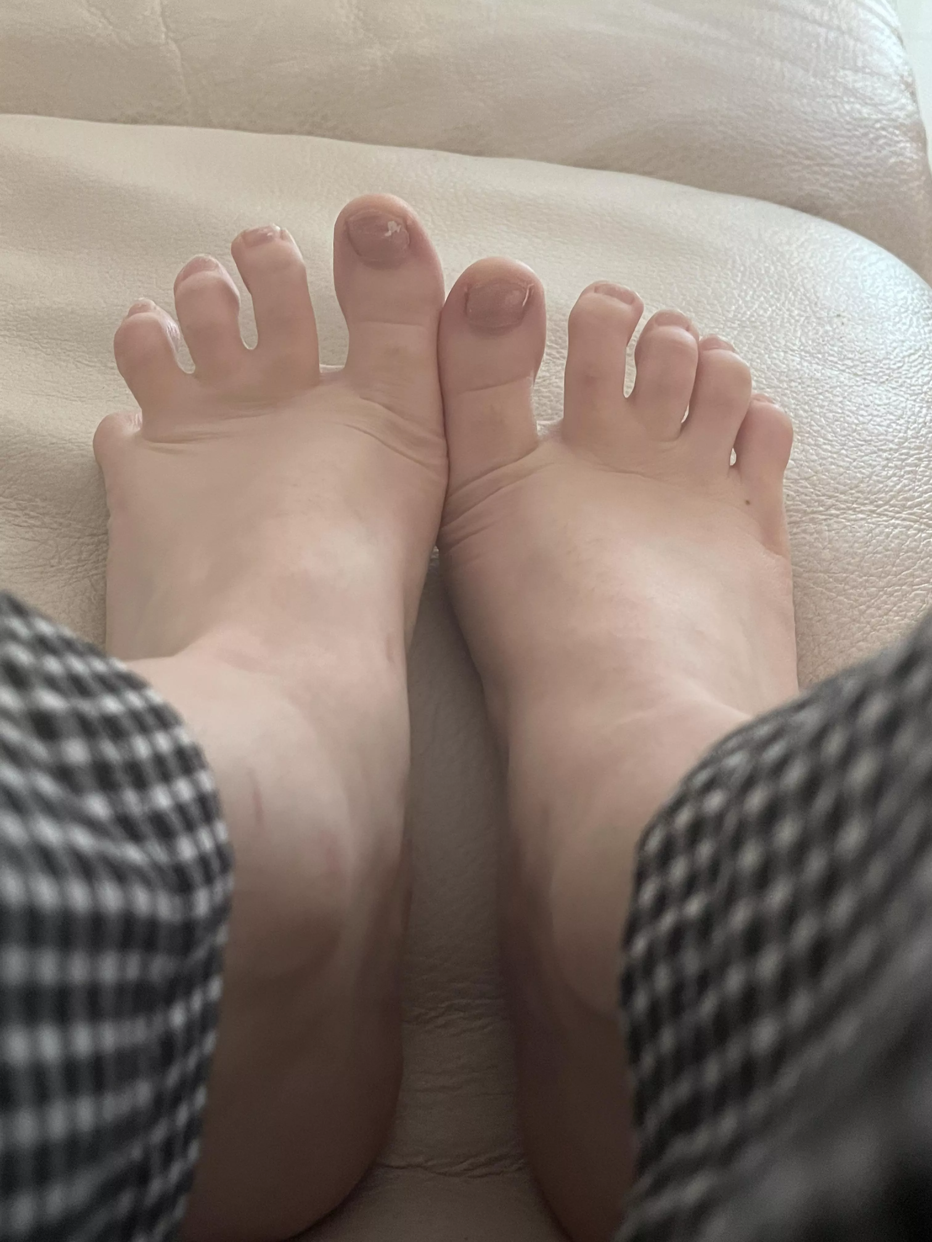 Do u like them bare? 😘😈👅👣