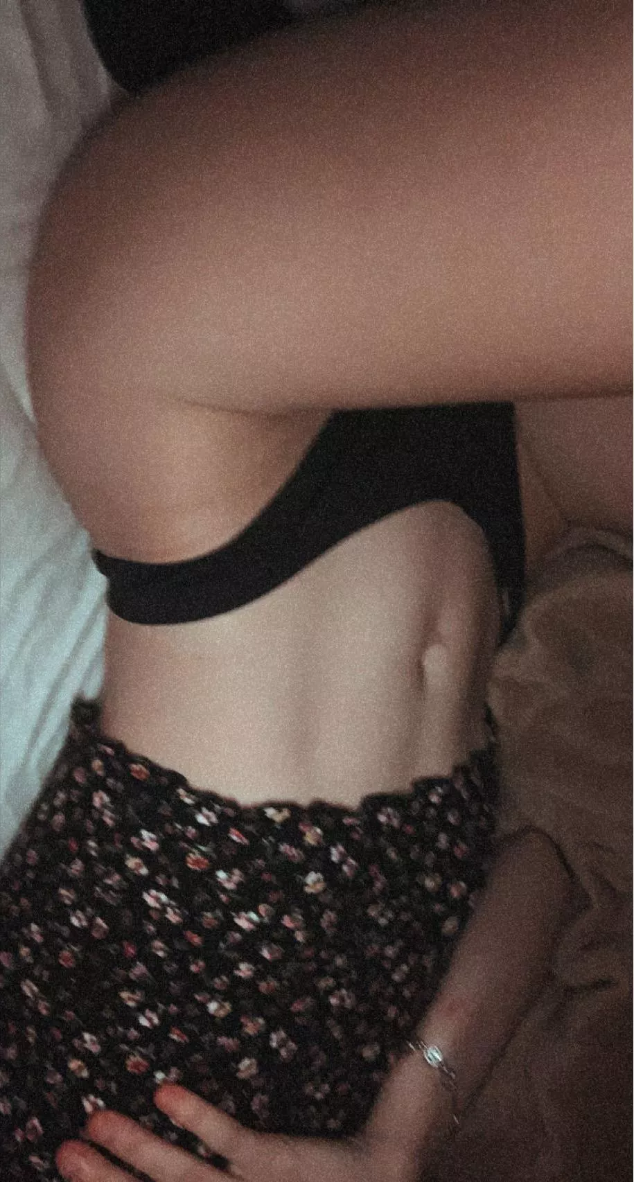 Do you like a sexy tease? If so, check the comments baby!! 😉👇🏽