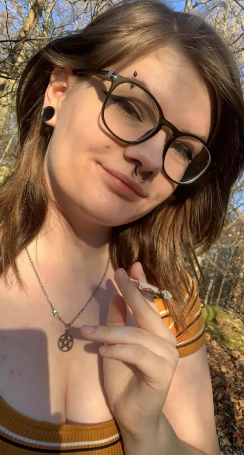 Do you like chubby nerd stoner gf's? 🥰